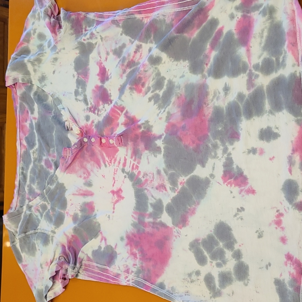 *3/$15* Old Navy size large custom tie dye, button up neck line